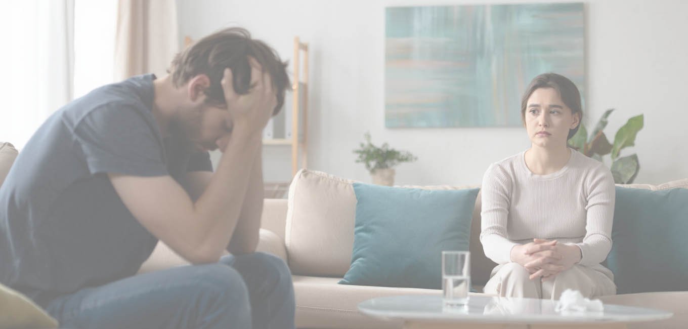 Женщина грустно смотрит на мужчину