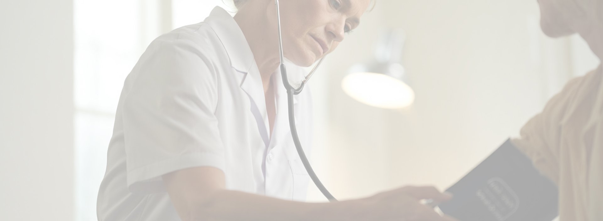 Врач осматривает пациента